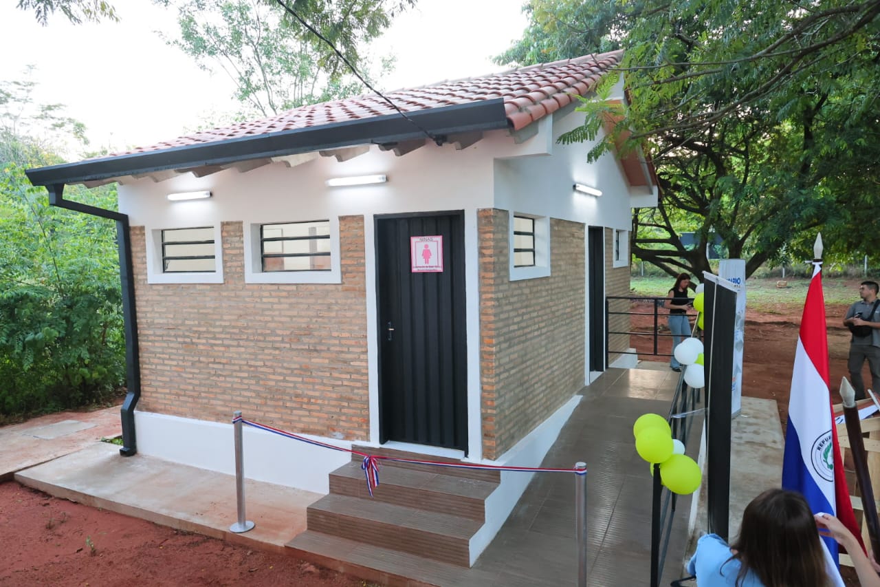 La Gobernación inaugura baños sexados en la escuela Tatanga Mani de Itá