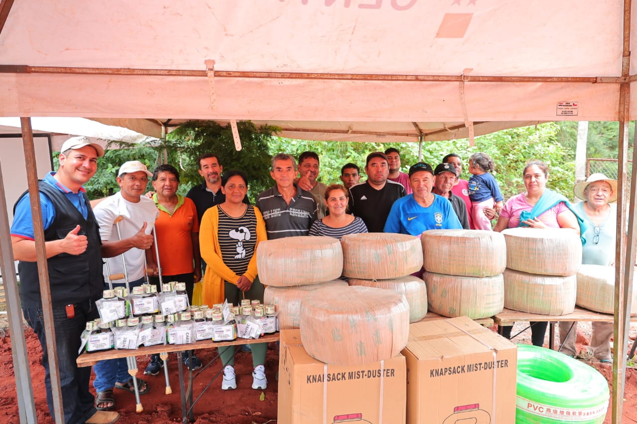Gobernación impulsa la producción agrícola en Areguá con entrega de insumos y capacitación técnica